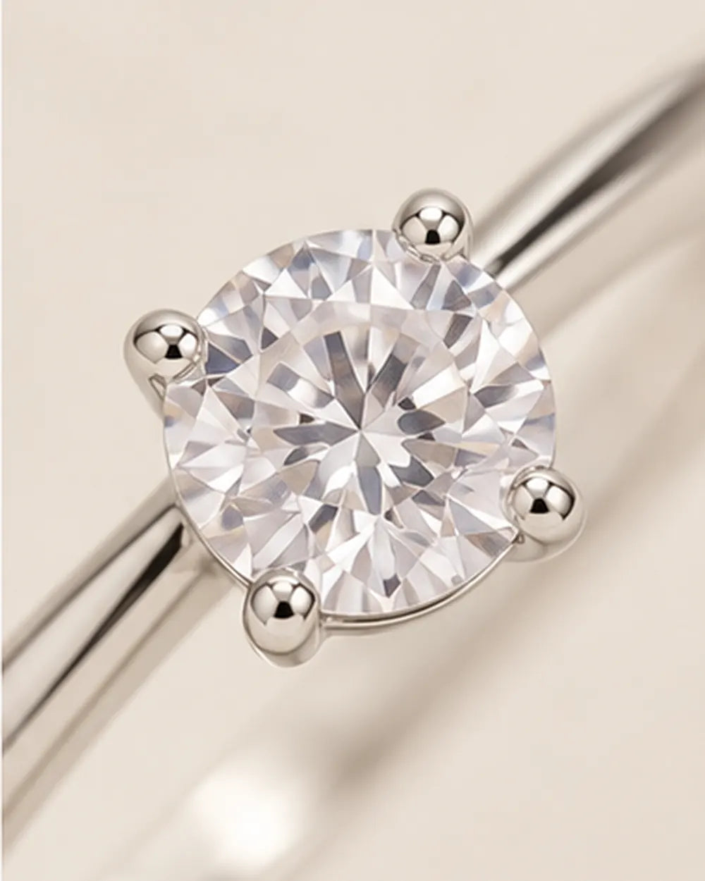 Anel Solitário Delicado com Zircônia Cristal em Prata 925 - close de detalhe