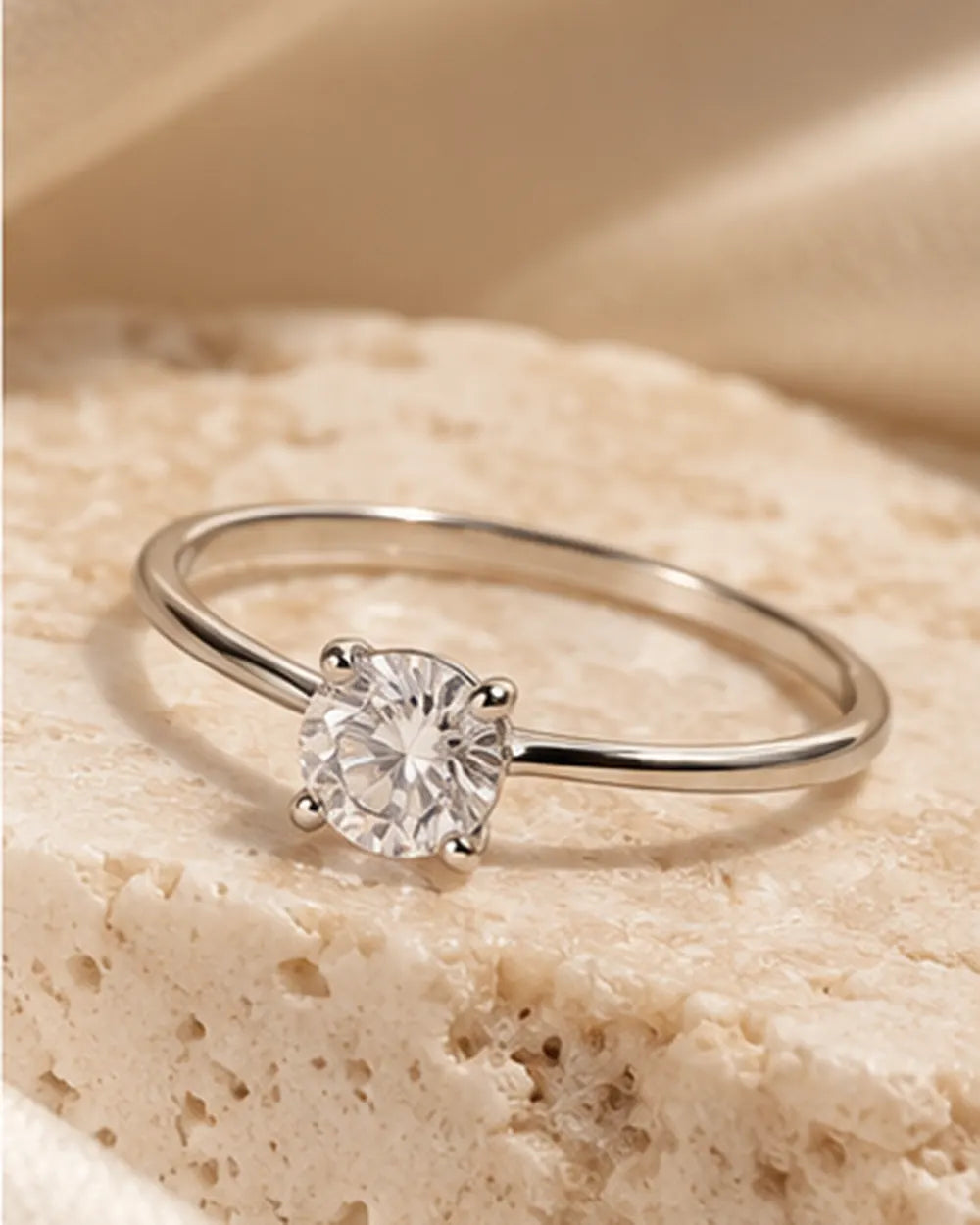 Anel Solitário Delicado com Zircônia Cristal em Prata 925 - editorial PRATA PLEASE