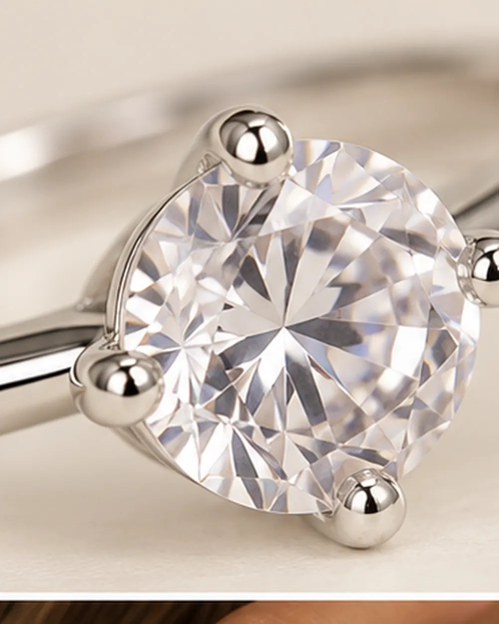 Anel Solitário Virginia com Zircônia 10mm em Prata 925 - close de detalhe