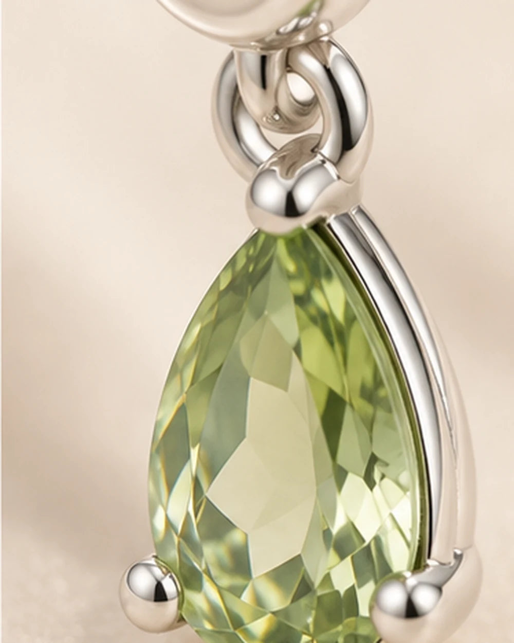 Berloque Gota Verde Claro em Prata 925 - close de detalhe