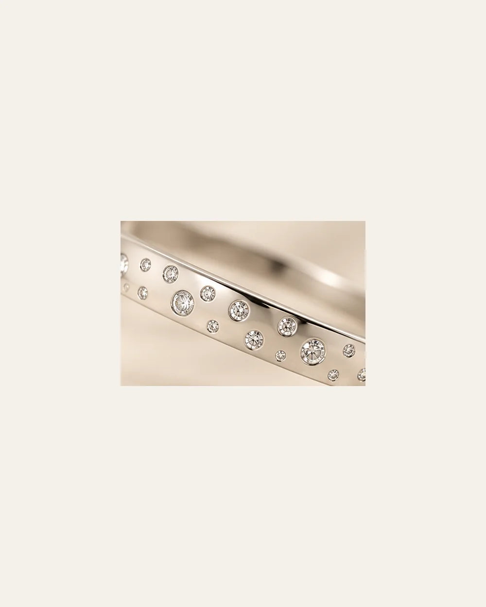 Bracelete Cravejado com Pontos de Luz em Prata 925 - close de detalhe