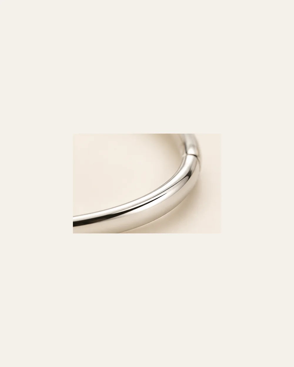 Bracelete Rígido Liso em Prata 925 - close de detalhe