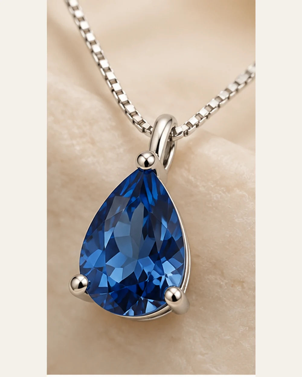 Colar Gota Cravejada com Zircônia Azul em Prata 925 – 45cm - close de detalhe