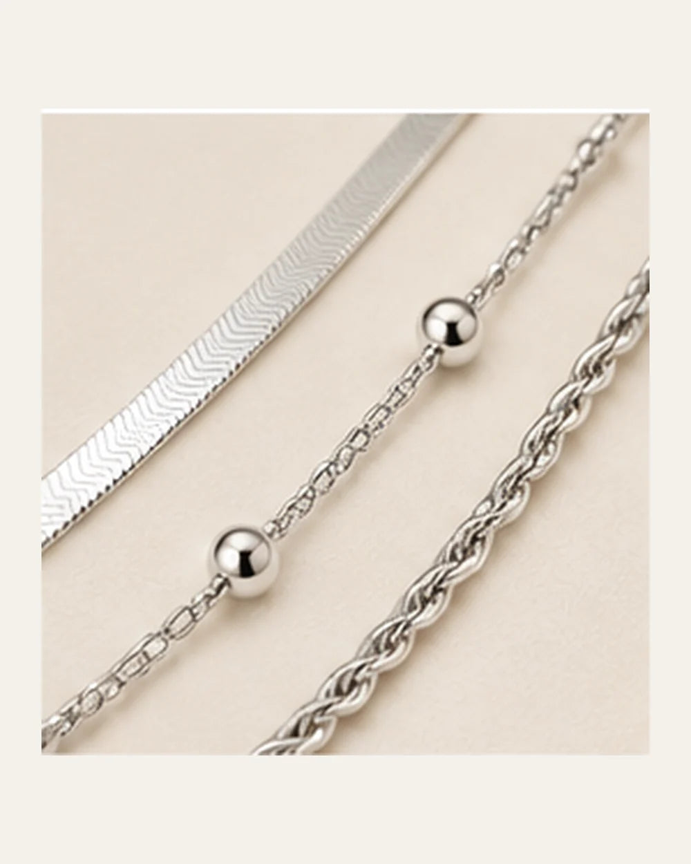 Kit 3 Pulseiras Folheadas a Prata – Fio Liso, Corrente e Bolinha - close de detalhe