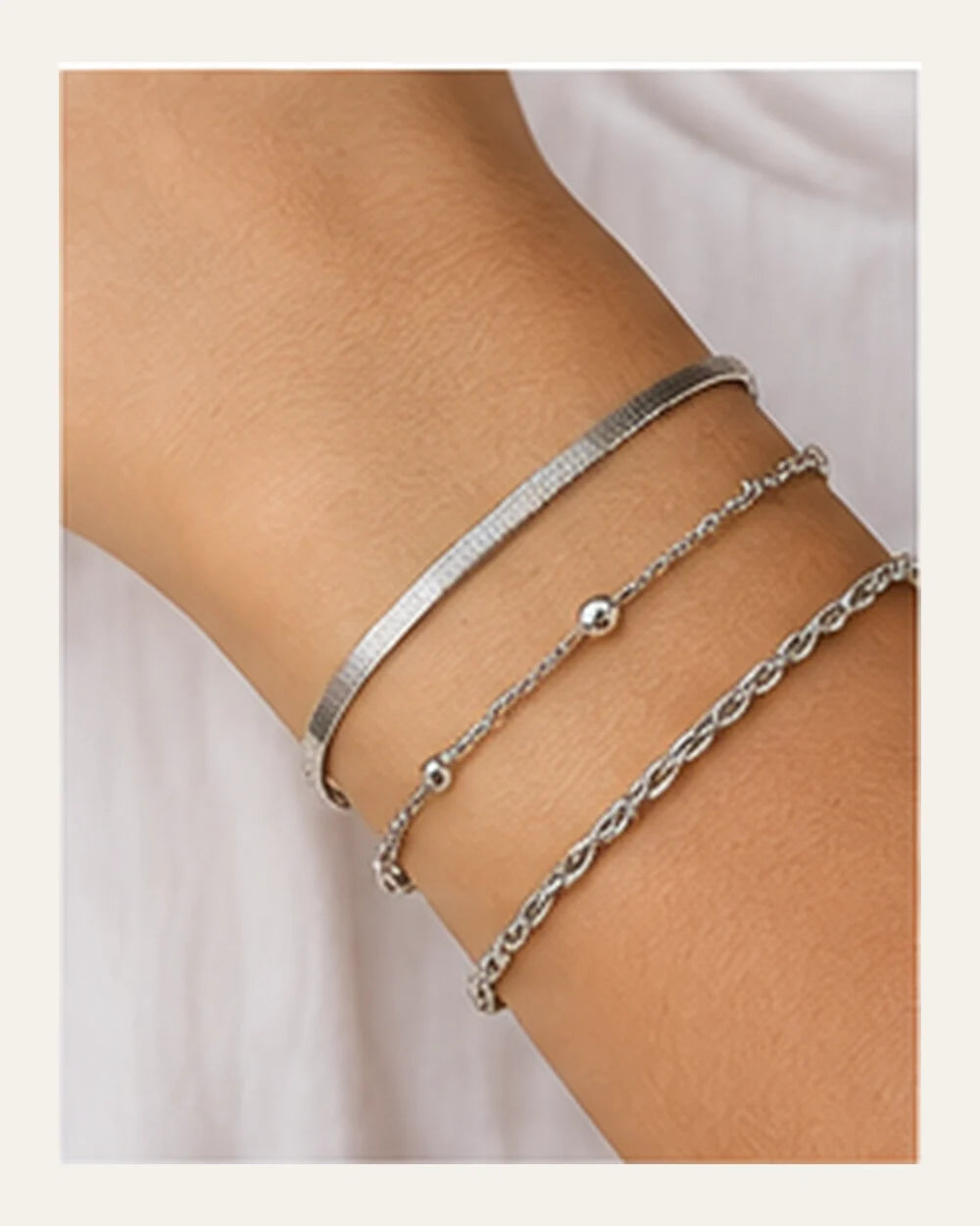 Kit 3 Pulseiras Folheadas a Prata – Fio Liso, Corrente e Bolinha - escala no corpo
