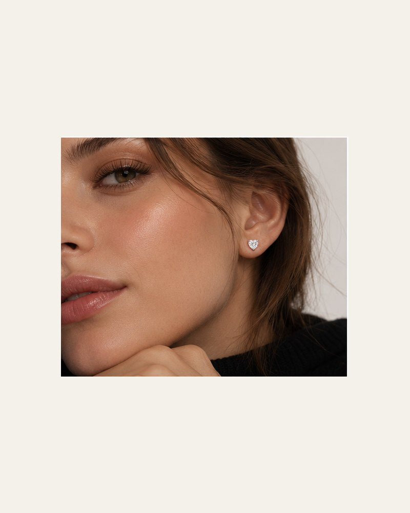 Brinco coração de zircônia em Prata 925 em look feminino minimalista