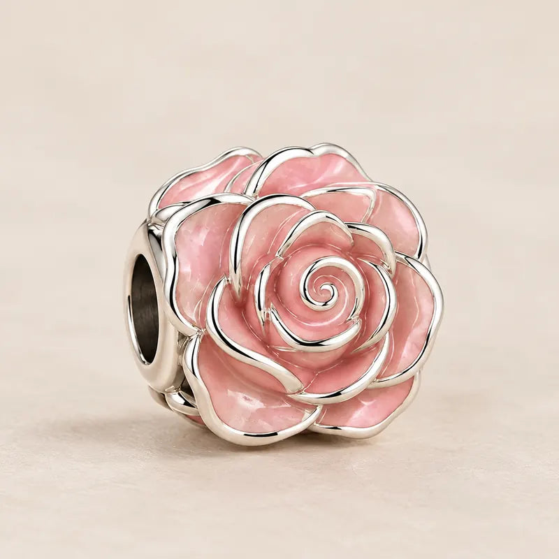Berloque rosa com pétalas em esmalte rosa e contornos prateados