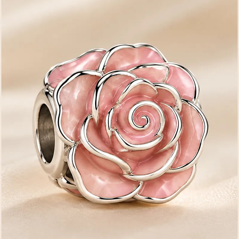 Detalhe do berloque de rosa e seu encaixe para pulseira