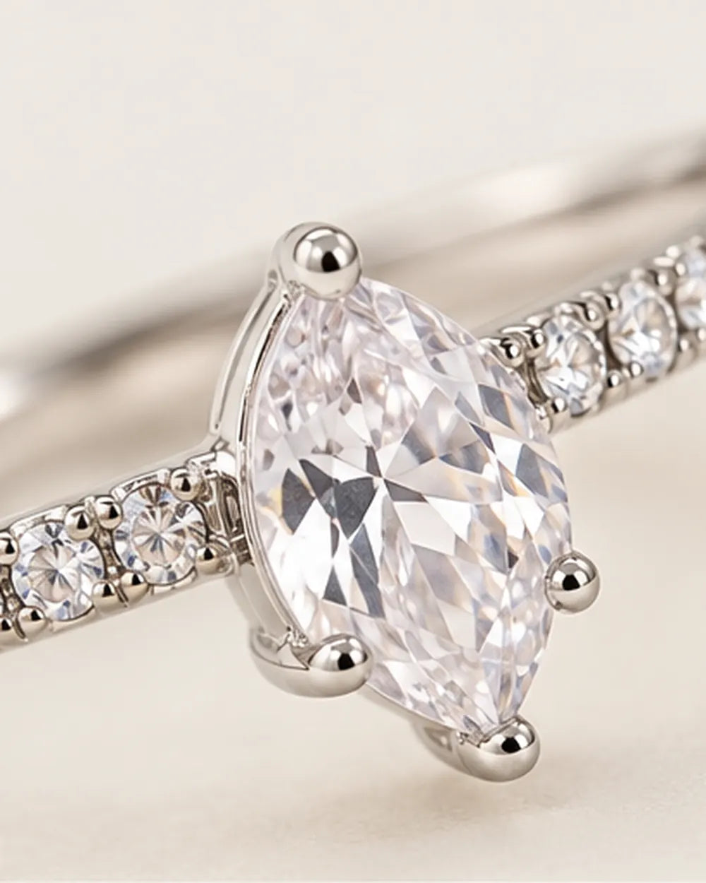 Anel Aparador Gota em Prata 925 - close de detalhe