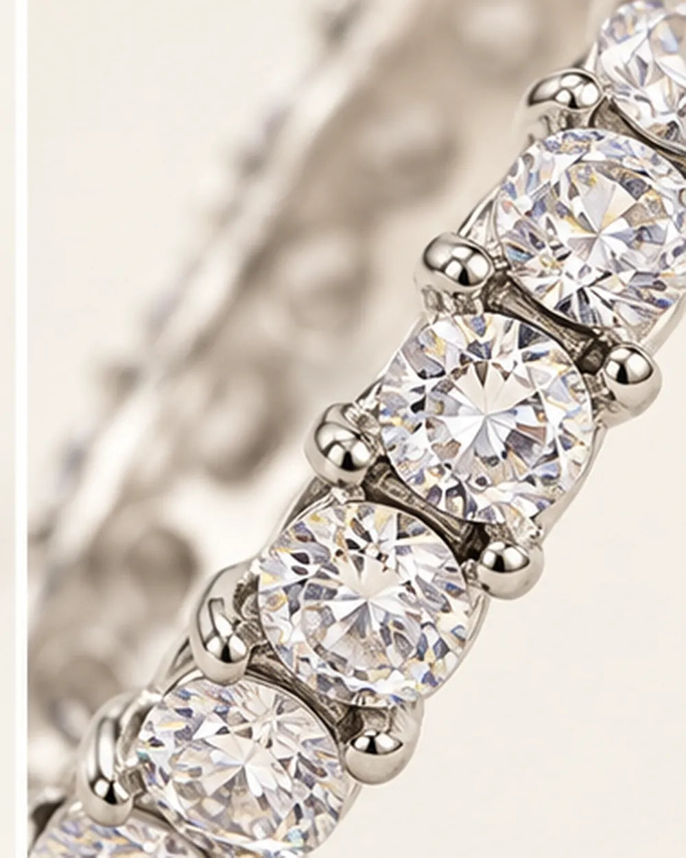 Anel Eternity com Zircônias 3mm em Prata 925 - close de detalhe