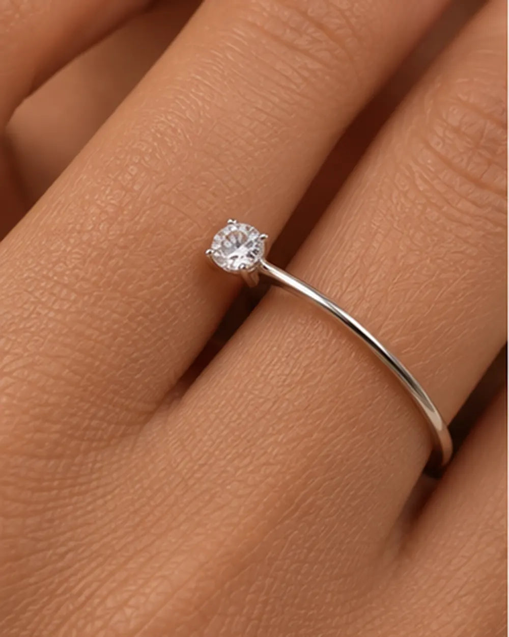 Anel Solitário Delicado com Zircônia Cristal em Prata 925 - escala no corpo