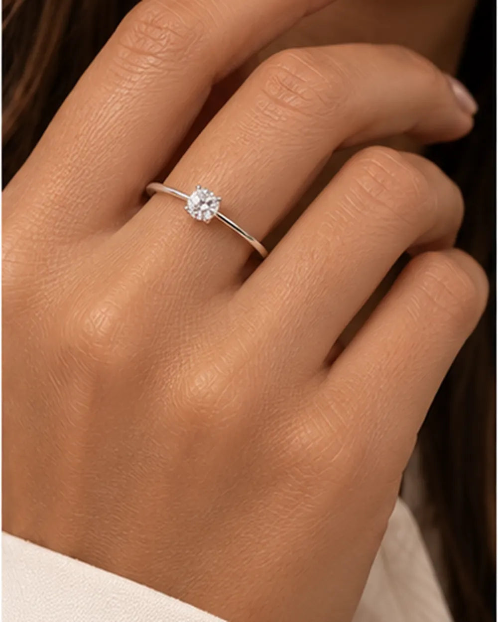 Anel Solitário Delicado com Zircônia Cristal em Prata 925 - lifestyle