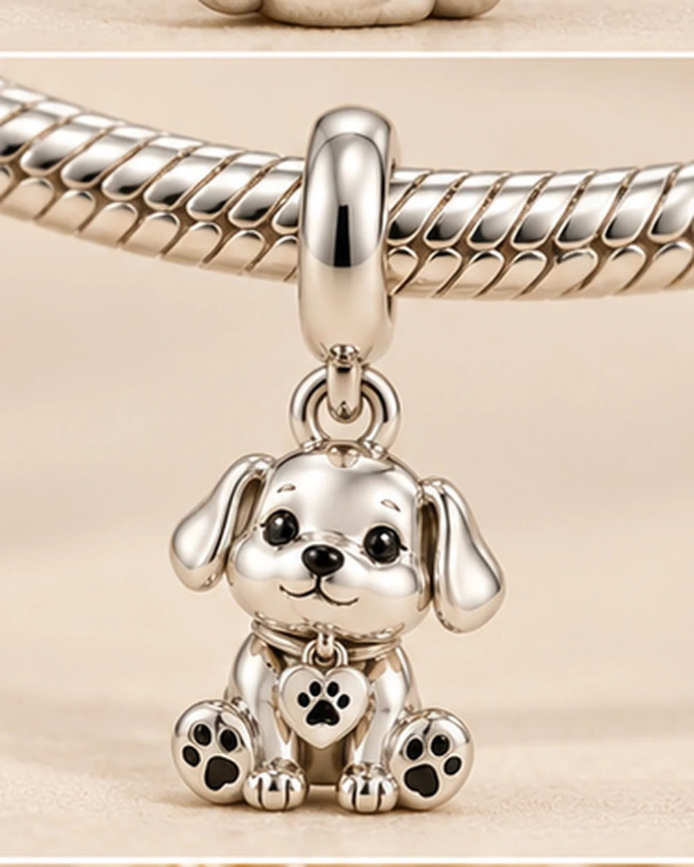 Berloque Cachorrinho com Patinhas em Prata 925 - escala na pulseira