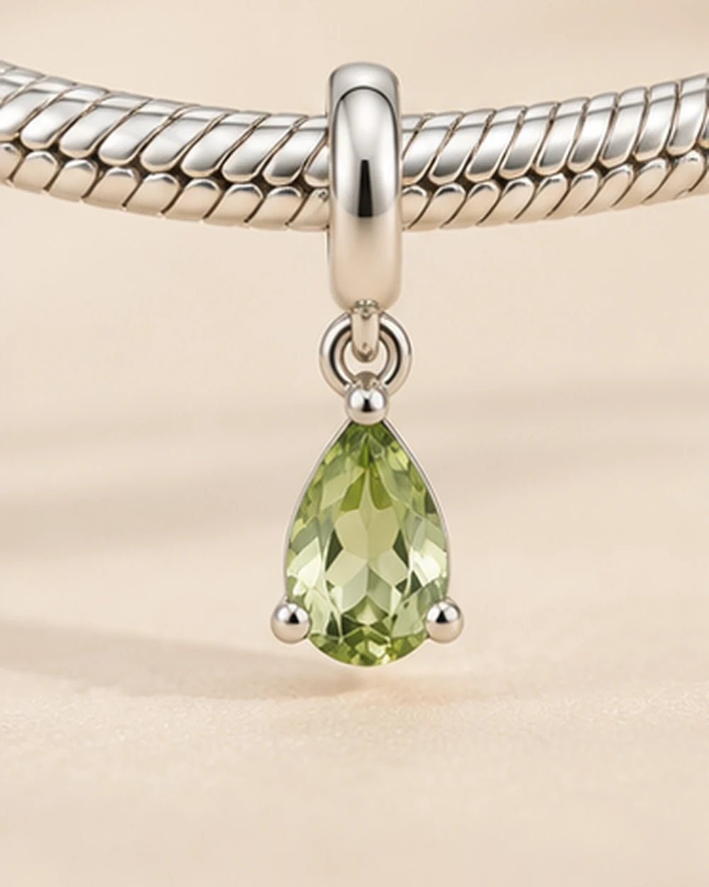 Berloque Gota Verde Claro em Prata 925 - escala na pulseira