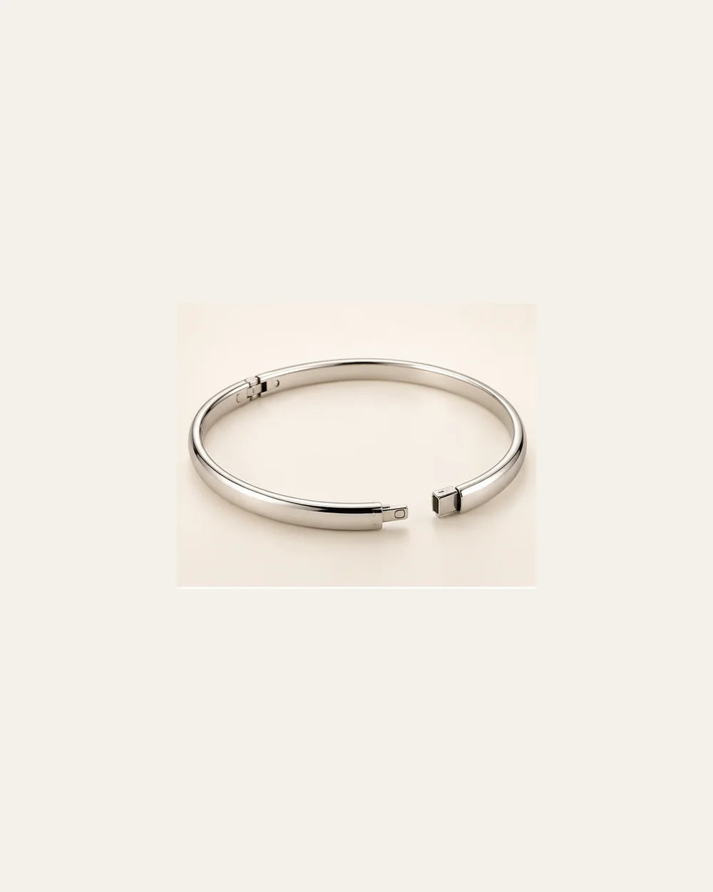 Bracelete Rígido Liso em Prata 925 - segundo ângulo