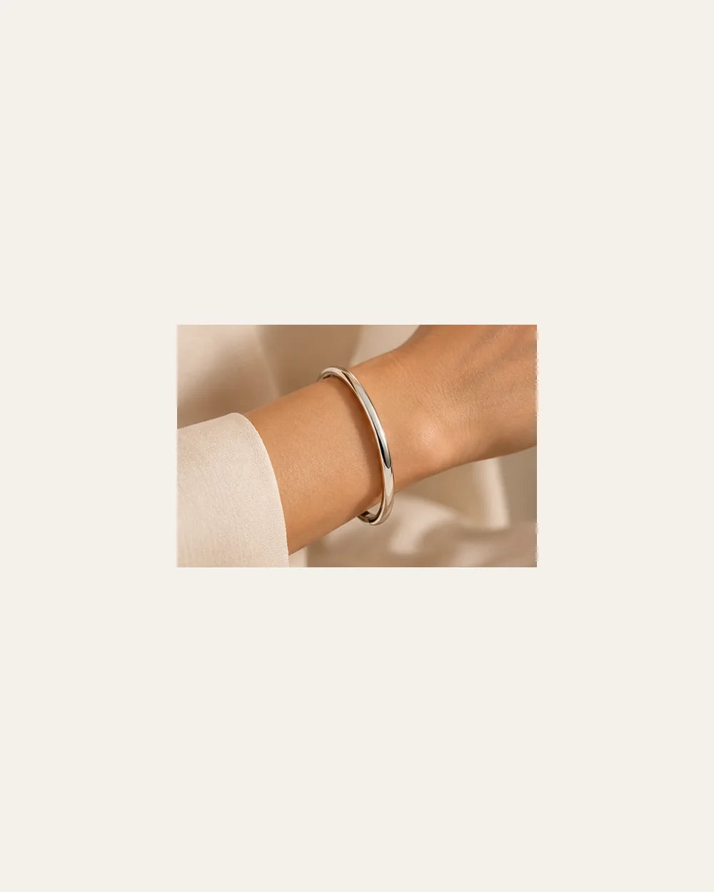 Bracelete Rígido Liso em Prata 925 - escala no corpo