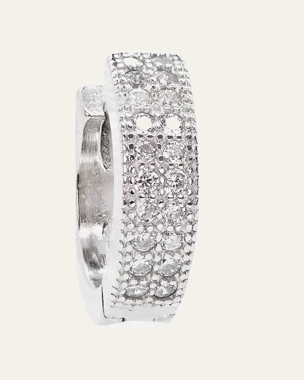 Close das zircônias cravejadas no brinco argola dupla de Prata 925