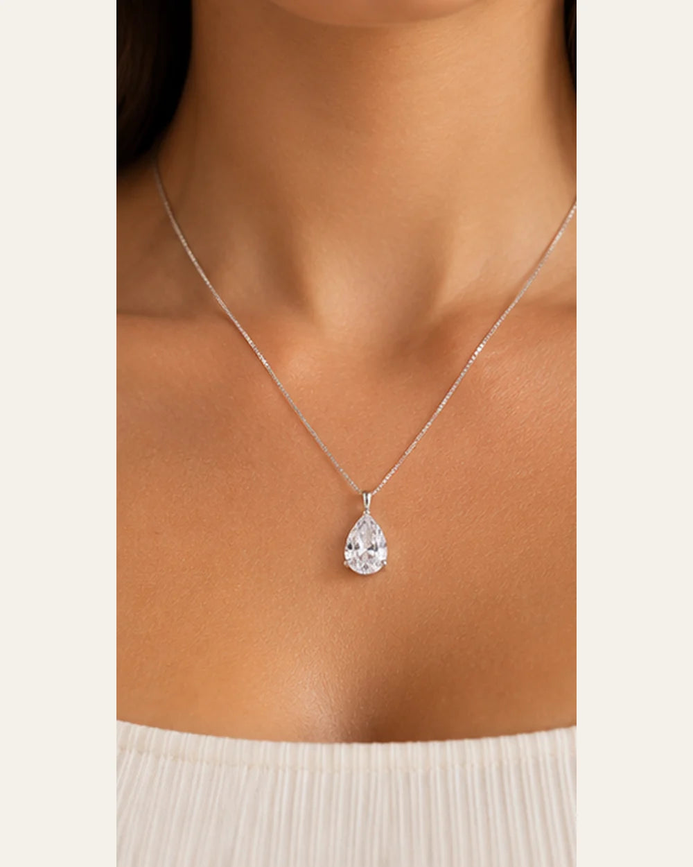 Colar Gota com Zircônia 12mm em Prata 925 – 45cm - escala no corpo