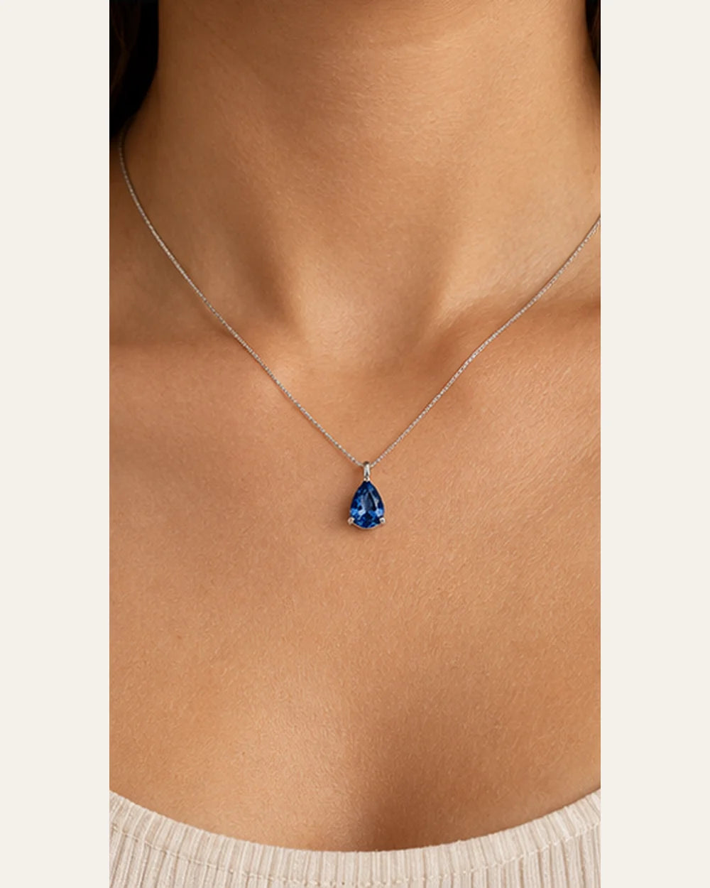 Colar Gota Cravejada com Zircônia Azul em Prata 925 – 45cm - escala no corpo