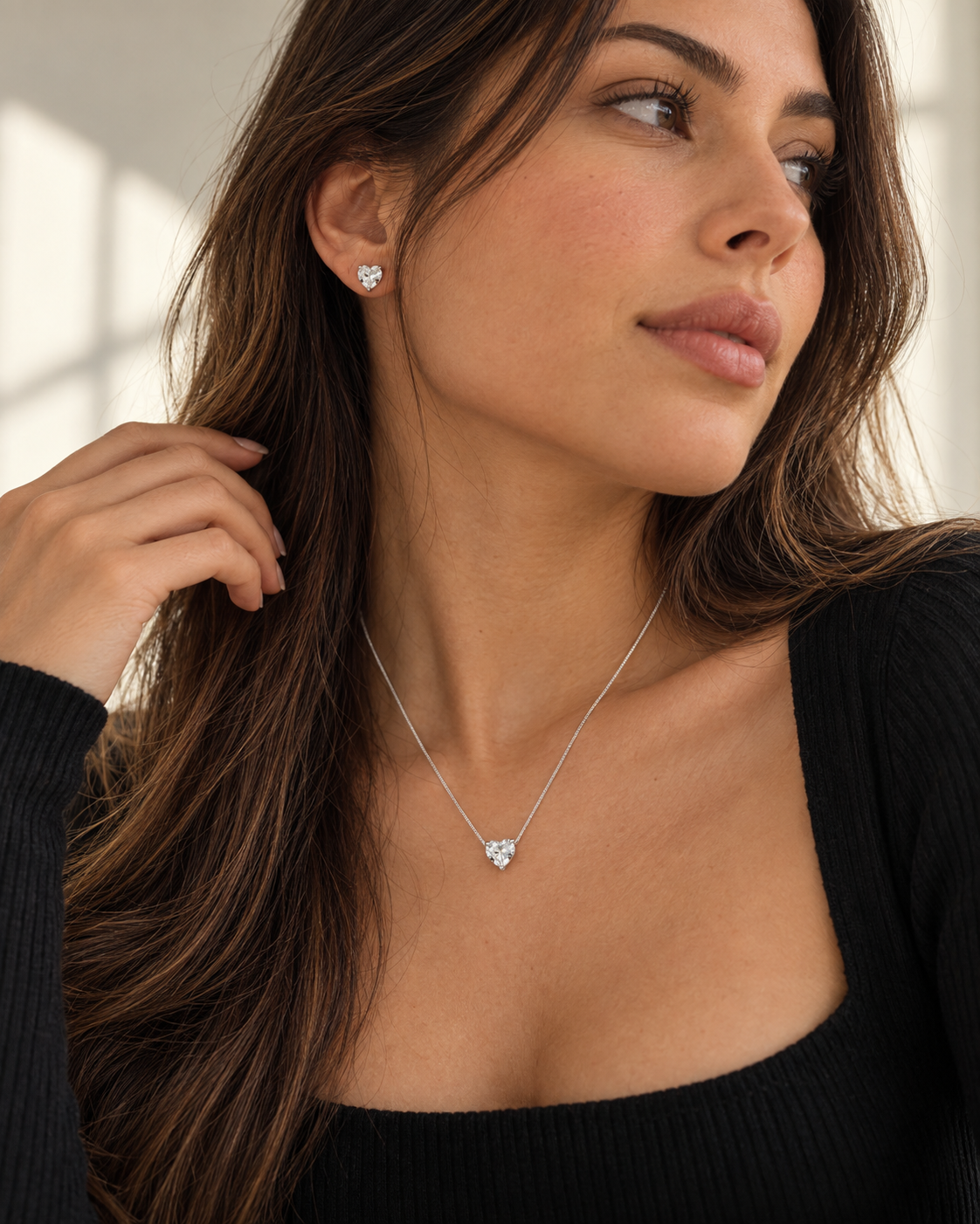 Conjunto coração com zircônia usado em look feminino minimalista