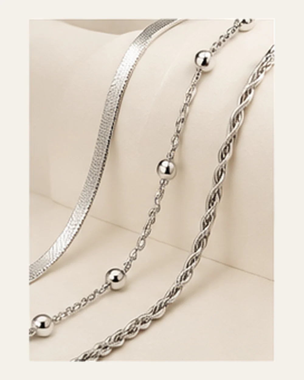 Kit 3 Pulseiras Folheadas a Prata – Fio Liso, Corrente e Bolinha - segundo ângulo