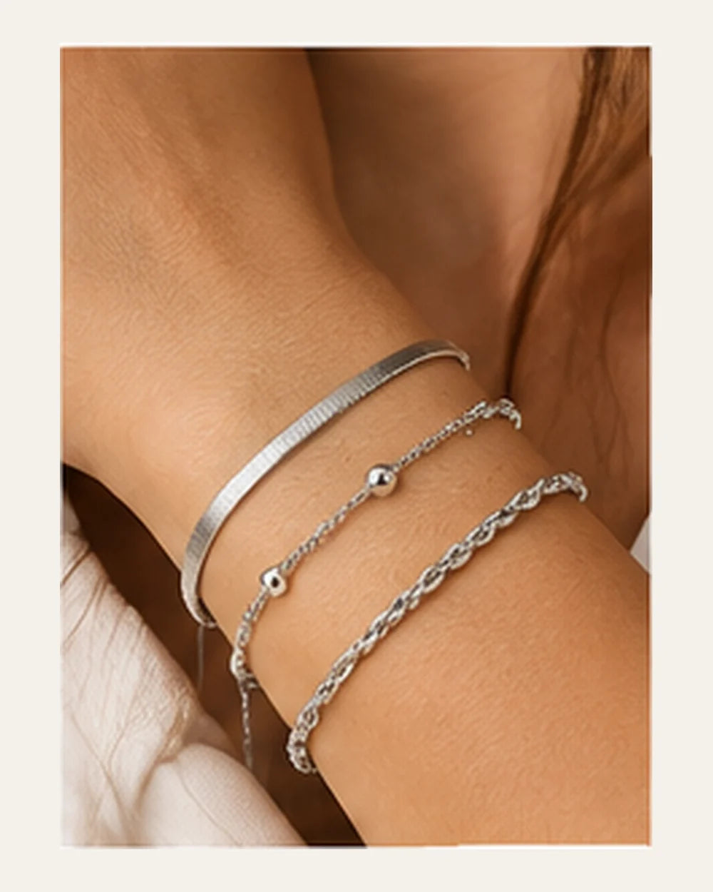 Kit 3 Pulseiras Folheadas a Prata – Fio Liso, Corrente e Bolinha - editorial PRATA PLEASE