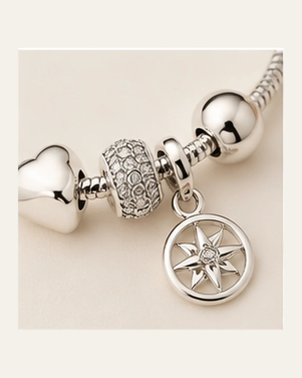 Pulseira para Berloques com 3 Pingentes Clássicos em Prata 925 - close de detalhe