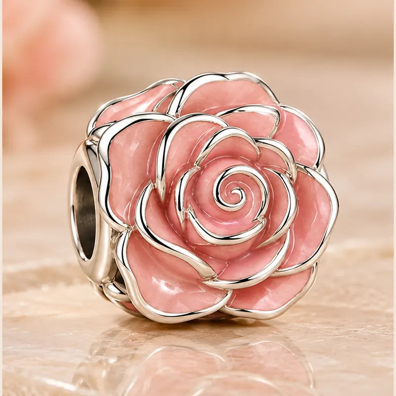 Berloque rosa em fotografia de produto sobre superfície clara