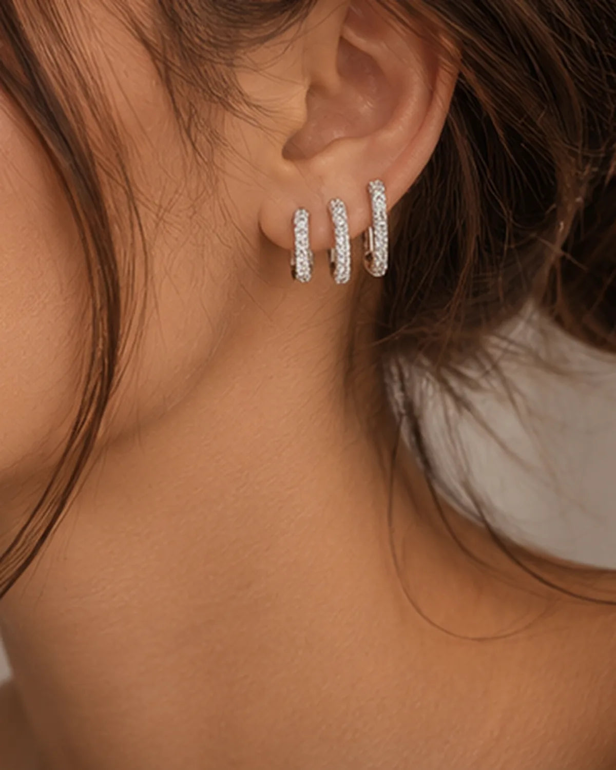 Argolas quadradas cravejadas com micro zircônias em Prata 925 em look lifestyle