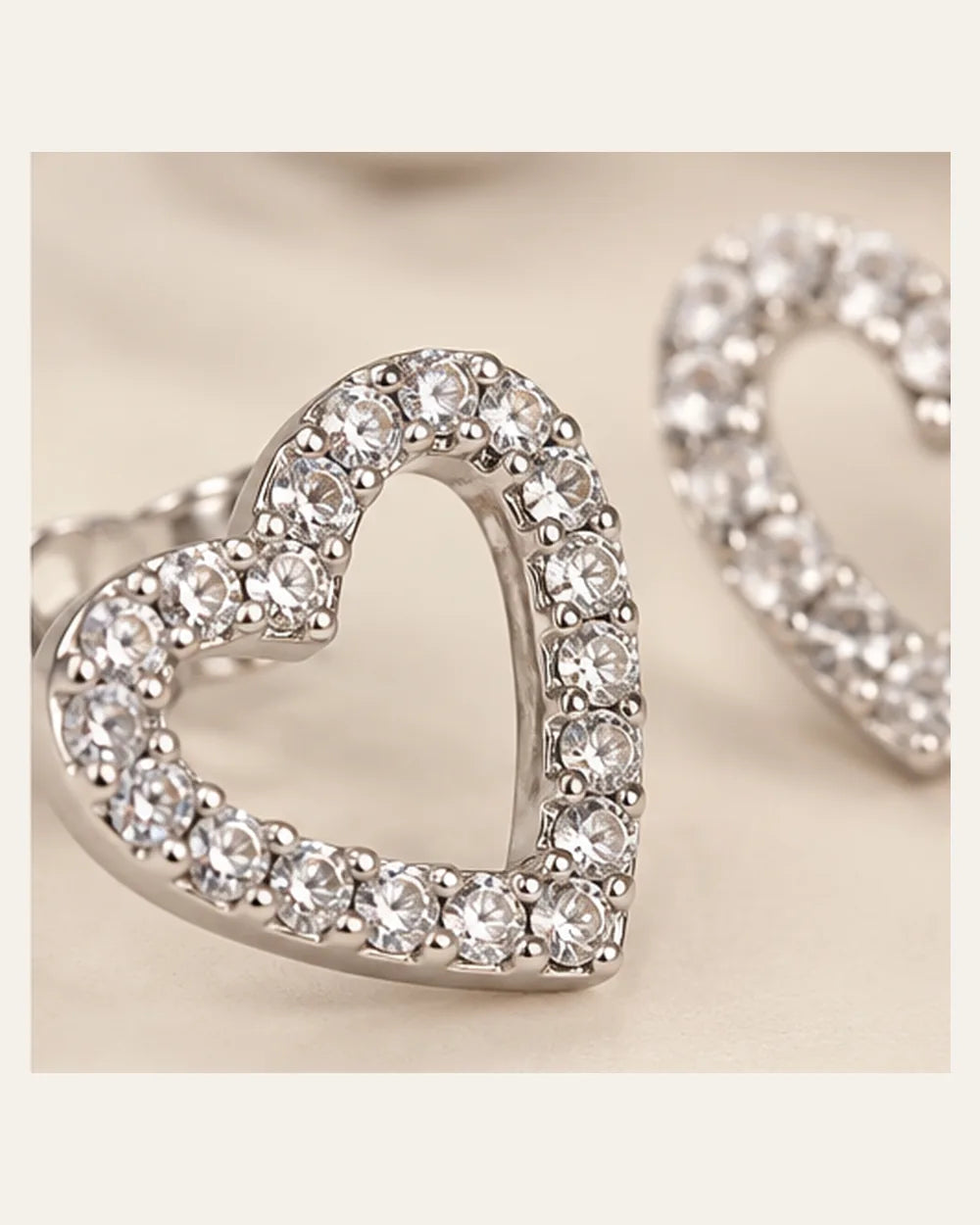 Detalhe das zircônias e do coração vazado em Prata 925